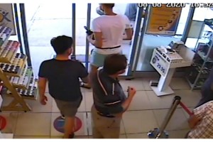 2 dakikada 4 bin TL'lik cep telefonunu çalan hırsızlar kamerada