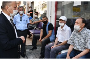 65 yaş üstü, maske takmayan gençleri kaymakama şikayet etti