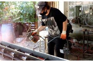 Çırak bulamayan kocasına yardıma gitti, tarım aleti tamir etmeye başladı