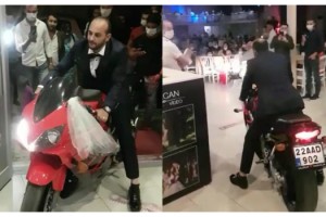 Damat, düğün salonuna tutkunu olduğu motosikletle girdi