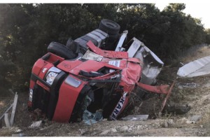 Devrilen tankerin sürücüsü yaralandı, 20 ton süt yol kenarına aktı