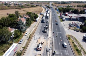 Devrilen TIR'daki buğday yola saçıldı, Tekirdağ-İstanbul yolu trafiğe kapandı