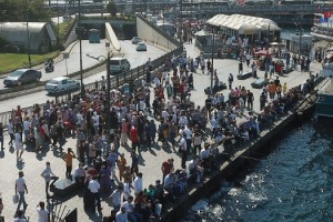 Eminönü'nde korkutan görüntü; sosyal mesafe hiçe sayıldı