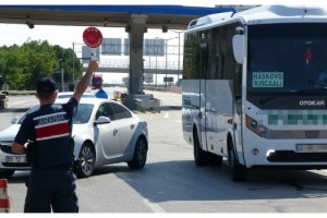 Ev karantinasında olması gereken kadın, yolcu otobüsünden çıktı