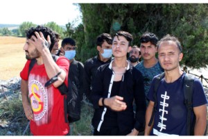 Göçmenlerden, Yunan güvenlik güçlerinin dövüp, eşyalarını aldığı iddiası