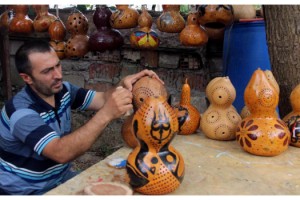 Kanser tedavisi görürken, su kabağından yaptığı ürünlerle hayata tutundu