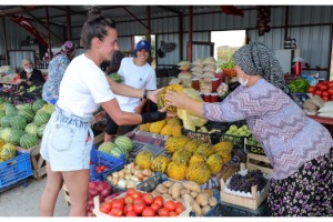Köylü kadınların üretip, yol kenarında sattığı ürünlere tatilci ilgisi
