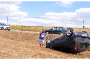 Malkara'da ailesine üzüm götürürken, otomobili takla attı