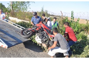 Motosikletliye çarpıp kaçan patpatın sürücüsü, mavi renkli tampon parçasından yakalandı