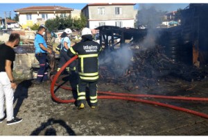 Şarköy'de hurdalıkta çıkan yangın, kısa sürede söndürüldü