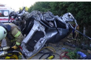 Silivri'de aydınlatma direğine çarpan otomobil takla attı