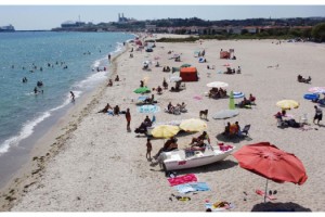 Tekirdağ’da sıcaktan bunalanlar sahile akın etti