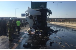 Tekirdağ'da yağ dolu tankere çarpan TIR'ın sürücüsü öldü, TEM kapandı