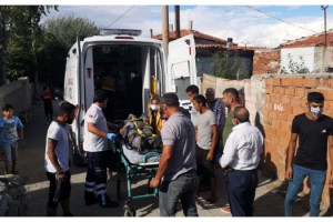 Ambulansın yaralıya ulaşması için kepçeyle yol açıldı