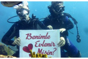 Deniz tutkunu kız arkadaşına, su altında evlilik teklif etti