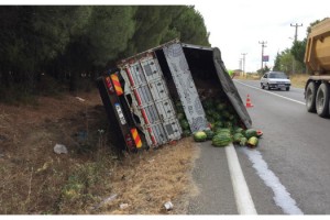 Devrilen karpuz yüklü kamyonun sürücüsü yaralandı