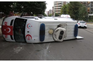 Kadıköy'de ambulans kaza yaptı 4 sağlıkçı yaralandı