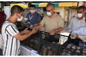 Keşan Belediyesi 1500 kişiye aşure dağıttı