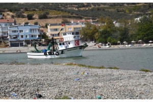 Limanın girişi çakıl taşlarıyla doldu, tekneleri çıkaramıyorlar