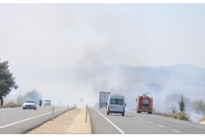 Malkara'da anız yangını rüzgarla büyüdü, karayolunda sürücüler zor anlar yaşadı