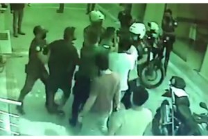 Maske takmayan 2 kardeş, haklarında tutanak tutmak isteyen 2 polisi yaraladı