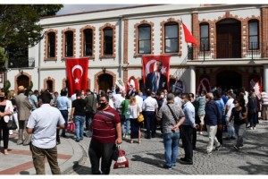 Müze açılışında, sosyal mesafe uyarısı