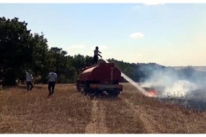 Otluk yangını, ormana sıçramadan söndürüldü