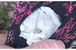 Polisi görünce attıkları çoraptan uyuşturucu çıktı