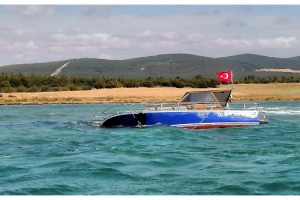 Şarköy açıklarında karaya oturan teknedeki 3 kişi kurtarıldı