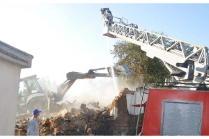Tarladayken dumanı merak edip arkadaşını aradı, evinin yandığını öğrendi