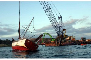 Tekirdağ'da kayalıklara çarpan yat kurtarıldı