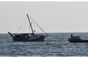 Tekirdağ'da yat kayalıklara çarptı; 2 kişi kurtarıldı