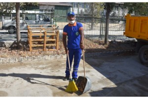 Temizlik personelinden yere çöp atılmasına şarkılı sitem