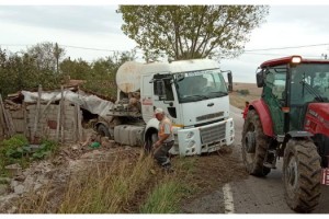 Beton mikserinin çarptığı evin mutfak duvarı yıkıldı
