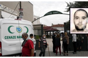 Cami bahçesinde bıçaklanarak öldürüldü