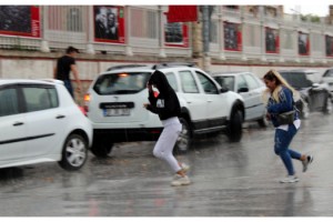 Edirne'de beklenen yağmur başladı