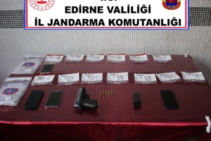 Jandarmanın durdurduğu araçta uyuşturucu ve silah bulundu