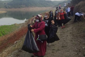 Kadınlar, Şehir Ormanı'nda 150 poşet çöp topladı