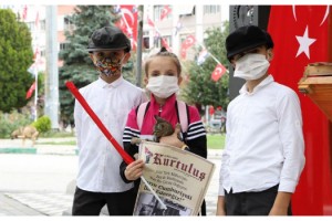 Kırklareli'nde Türk bayrağı dağıtıldı