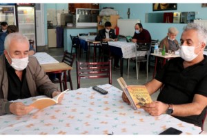 Muhtardan pandemi döneminde kahvede 'kitap okuma' etkinliği