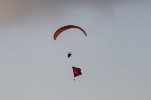 Paramotora bağladığı Türk bayrağıyla 29 Ekim'i gökyüzünde kutladı