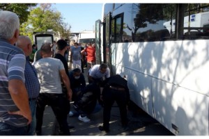 Pazardan dönerken, midibüsün altında kaldı