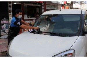 Polisten, araçtan hırsızlığa karşı 'trafik ceza makbuzu' şeklinde uyarı broşürü