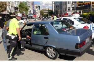 Polisten maske takmayan sürücülere uyarı, emniyet kemeri takmayana ceza
