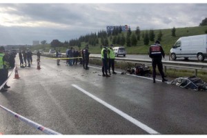 Trafiğe kapalı yolda otomobil motosikletle çarpıştı: 1 ölü,1 yaralı