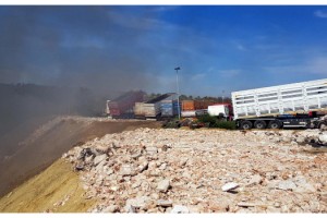 Yüzlerce kamyon lastiği ateşe verildi, gökyüzünü kaplayan duman korkuttu