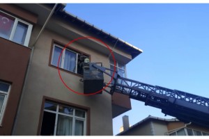 Apartman dairesinde çıkan yangında mahsur kalan kadını itfaiye kurtardı