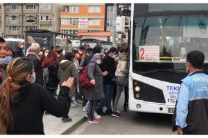 Çorlu’da toplu taşıma araçlarına binmek için sosyal mesafeyi unuttular