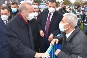 Cumhurbaşkanı Erdoğan'a çocukluk arkadaşı saat hediye etti