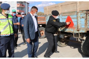 Edirne'de jandarmadan 100 traktör römorkuna reflektör